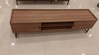 طاولة تلفزيون بني مقاس 160و180و200 سم
