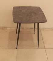 طاولة كوفي مربعة لون رمادي