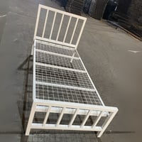 سرير نفر ونفر ونص لون ابيض