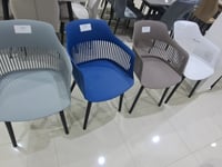 طقم 5 كراسي فايبر عدة ألوان تتحمل الحرارة والأمطار