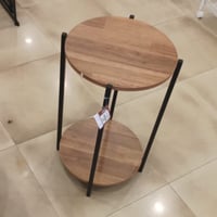 طاولة لون خشبي