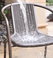 كرسي يتحمل الحرارة والامطار