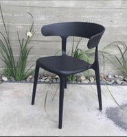 كرسي يتحمل الحرارة والامطار