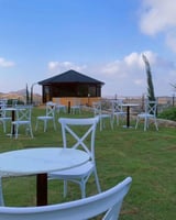 كرسي داخلي وخارجي يتحمل الحرارة والامطار ابيض