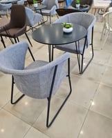 طاولة لون أسود