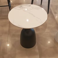 طاولة بورسلان أبيض وأسود