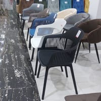 كرسي فايبر لون أسود مع طبقة اسفنج