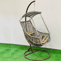 كرسي مرجيحة مصنوع من القش لون رمادي