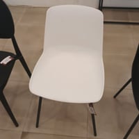 كرسي لون أبيض