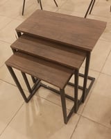 طاولة ثلاثة قطع لون خشبي غامق