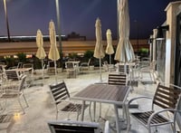 كرسي خارجي لون بني ورمادي