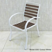 كراسي وطاولات عدة ألوان