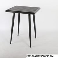 طاولة واربع كراسي تتحمل الحرارة والامطار