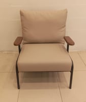 كرسي جلد فخم ببج تكاية خشب