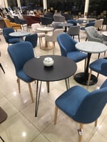 طاولة لون أسود