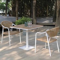 كرسي بمزود بحبل لون ابيض وأصفر