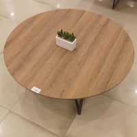 طاولة قهوة دائرية لون خشبي