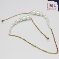 سلسلة معدن بلون ذهبي مزينة باللؤلؤ الكبير