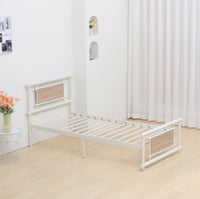 سرير مفرد بإطار معدني مع لوح خشبي