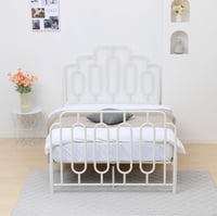 سرير مفرد بإطار معدني مع لوح خشبي