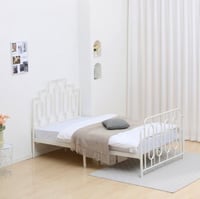 سرير مفرد بإطار معدني أنيق