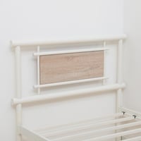 سرير مفرد بإطار معدني مع لوح خشبي