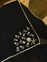 طرحه بخط ذهبي وطرف من شعارات الممكله