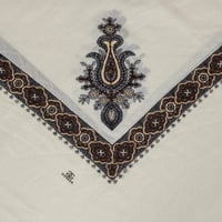 شال كشميري لون ابيض تطريز بني ماركة جورجيه