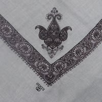 شال كشمري قوتشي فضي تطيرز بني