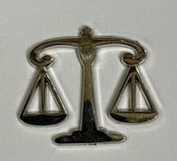 ستيكر معدني ميزان محاماة فضي