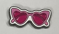ستيكر معدني نظارة وردية