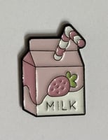 ستيكر معدني حليب فراولة