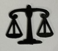 ستيكر معدني ميزان محاماة اسود