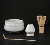 ماتشا سيت ابيضّ مائل لرمادي