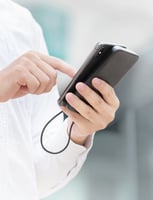 بطارية نحيفة بسعة 10000 ملي امبير بمنفذ USB-C وتقن...