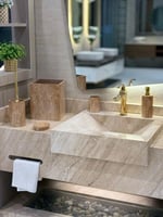 طقم إكسسوارات حمام فاخر بتصميم رخامي أنيق