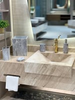 طقم إكسسوارات حمام فاخر بتصميم رخامي أنيق