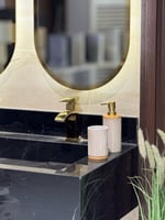 طقم إكسسوارات حمام فاخر بتصميم رخامي أنيق