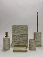 طقم إكسسوارات حمام فاخر بتصميم رخامي أنيق