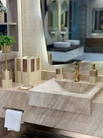 طقم إكسسوارات حمام فاخر بتصميم رخامي أنيق