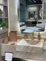 طقم إكسسوارات حمام فاخر بتصميم رخامي أنيق