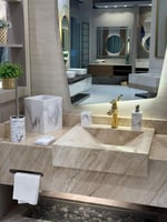 طقم إكسسوارات حمام فاخر بتصميم رخامي أنيق