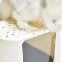 صندوق فضلات مغلق مع المجرفة للقطط