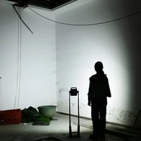 كشاف ليد لونين بقاعدة يعمل ببطارية قابلة للشحن