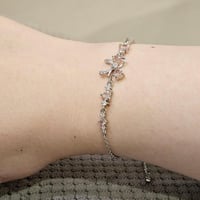 اسوارة باندورا فيونكة فضية مزينة باحجار