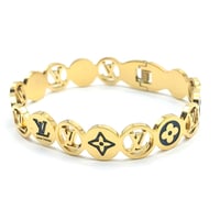 اسوارة ال في قيد بحلقات دائرية منقوشة من الخارج