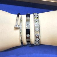 مجموعة أساور "لمسة فضة" اساور فان كليف كارتير فضي