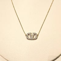 سلسال فالنتينو ذهبي مزين بأحجار مع حرف V