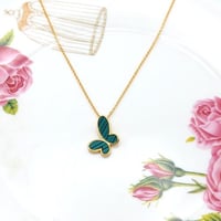 سلسال فراشة خضراء