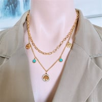 سلسال مرصع بحجر الفيروز مع نعليقات على شكل شجرة مط...